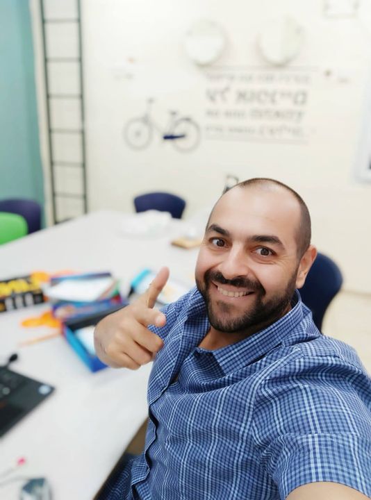 גיל ההתבגרות יש לנו כמה תפקידים עיקריים .
1. להיות לעוגן
2. להיות מתווך
מה ההבדל העיקרי בניהם
עוגן זה רק להיות שם בשבילו בלי מילים , שהילד יחווה אותנו תמיד , ירגיש יציבות .. משהו ללא מילים שנותן תחושה ביטחון ויציבות ועומק שיש שם משהו .
תיווך : מלל .. מסברים , מדברים , נותנים זוויות חשיבה אחרת , גבולות
איך הילדים אומרים " חפירות "
התפקיד העיקרי שלנו כהורים להבחין מתי הילדים צריכים ומה ובאילו מינוניים .
בתהליך גירושין צריכים להיות מאוד זהירים כיון שהמצב מאוד רגיש וכדי לתת לילד את המענה הנכון בזמן הנכון ..
כדי להבחין בזה צריך איש טיפול ואיש מקצוע שיאיר את הנקודה החשובה הזאת ..