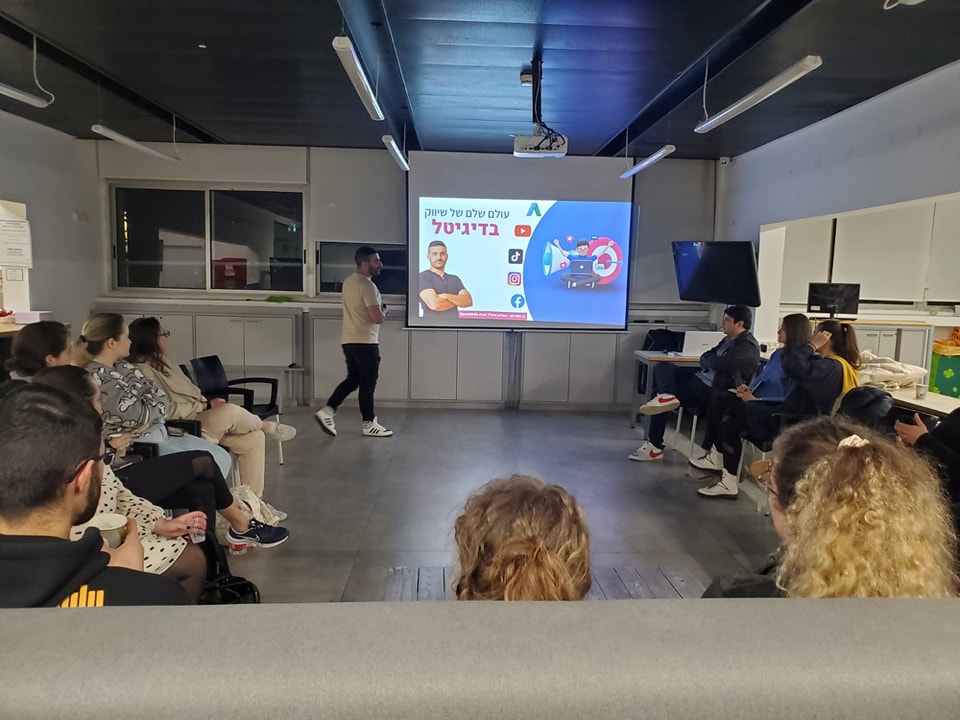 סדנת רקע לעולם השיווק הדיגיטלי שהעברתי היום לבתיה batya- מרכז צעירים בת-ים עם 20 משתתפים.
נתתי רקע על עולם השיווק,
מדוע עולם השיווק הדיגיטלי צומח מיום ליום.
וגם כלים פרקטים לתחילת עבודה בתחום.