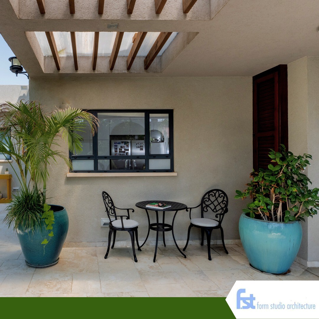 מה לקחת בחשבון בעת תכנון מרחב חוץ.
Outdoor living - כבר מזמן הפך לשם נרדף לאיכות החיים שיש לכם בבית שמחוץ לבית.
בישראל ובעולם כולו, משקיעים במרחב החוץ ובזמן פנאי בחצר הבית.
כשאנחנו באים לתכנן בית, אנחנו מתיחסים גם לאיזורי החוץ כחלק ממכלול הבית.
אנחנו מדברים על הסינרגיה שבין הפנים לחוץ. שכן מתוך חלל הבית נשקף אליכם החוץ, אתם מגיעים אל הבית דרך החוץ, יוצאים ממנו, ומבלים במרחב החוץ לא מעט זמן.
כשאנחנו ניגשים לתכנן את מרחב החוץ, עלינו לקחת בחשבון את שגרת החיים המשפחתית, החזון, וגם נתוני השטח. מתחשבים בשעות שמש/אור/צל בתכנון איזורי ישיבה, תחביב, אירוח, ועוד, וכמובן לוקחים בחשבון ענייני נוחות ובטיחות, כך למשל בריכה, תיראה נהדר בהמשך לסלון הבית, אך היא עלולה לבוא על חשבון מרחב האירוח החיצוני ותדרש הגבהה / גידור למניעת סכנת החלקה/נפילה.
מטבח חוץ למשל צריך להיות מותאם לאירוח בשעות שונות במהלך היום וסמוך לאיזורי הישיבה.
התכנון צריך להתחשב באיזורי ישיבה והצללות על פי עונות השנה, כיווני הרוח/הגשם וההרגלים שלכם (עישון למשל).
בפרוייקטים מורכבים יותר כדוגמת משקים שבהם מתוכננים 3 בתים, יש לקחת בחשבון גם קומפוזיציה שמשתלבת היטב מבחינה ויזואלית של כל המתחם, תוך הקפדה על איזורים בהם כל בית יכול לקבל את המרחב הפרטי שלו, יחד עם התחשבות בחלוקת אור טבעי וצל מחוץ ובתוך כל בית.
מזמינה אתכם ליצור קשר לייעוץ ללא עלות.
.
.
.
#עיצוב #אדריכלות #תכנוןבית #אדריכלותישראל #עיצובבית #עיצובפנים #בנייה #שיפוץ